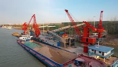 4k航拍长江码头货船装载货物视频的预览图